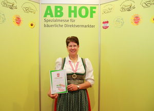 3 Personen bei der Übergabe