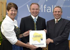 3 Personen bei der Übergabe